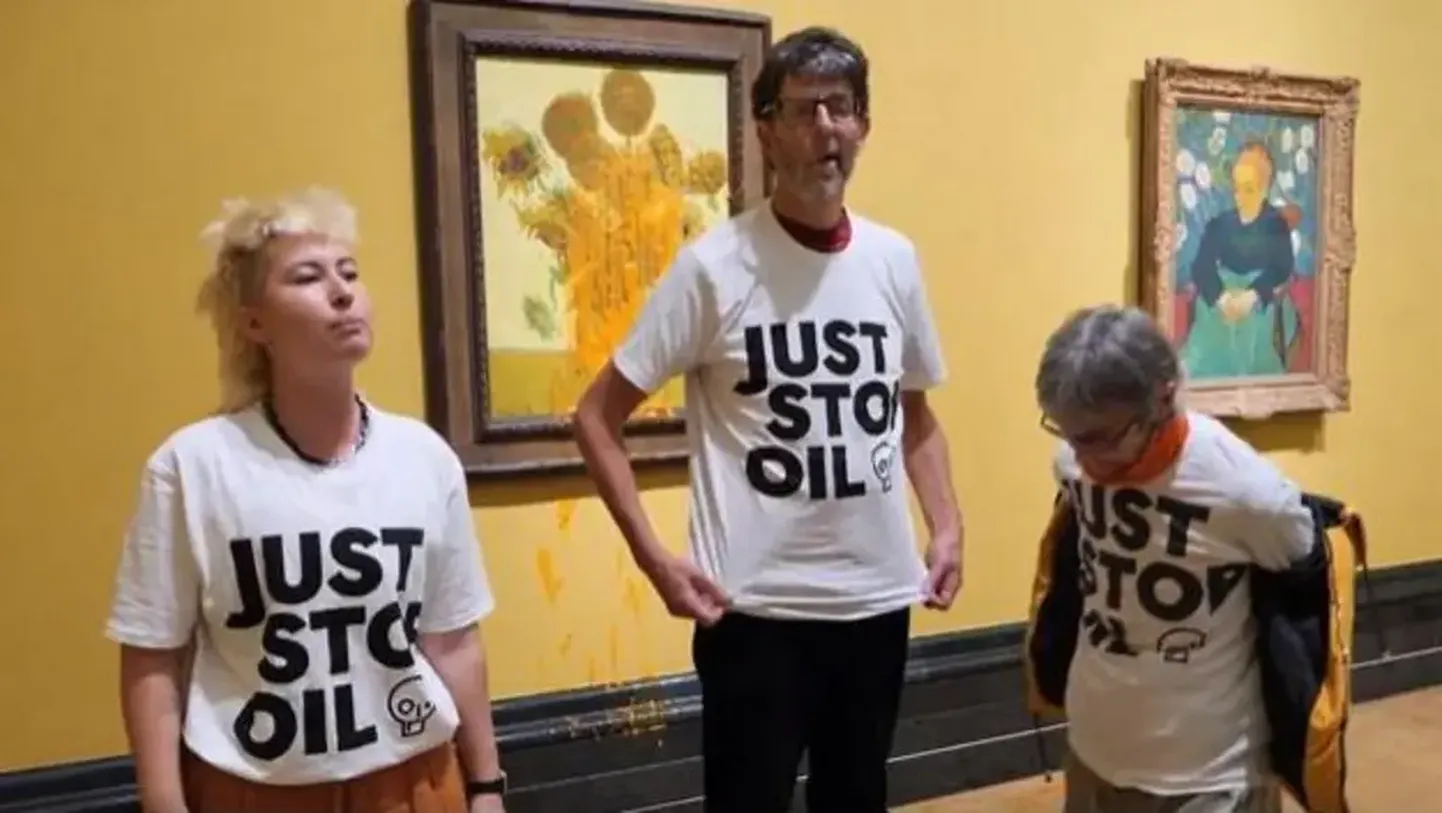 Just Stop Oil выложила в своих соцсетях видео пятничной акции