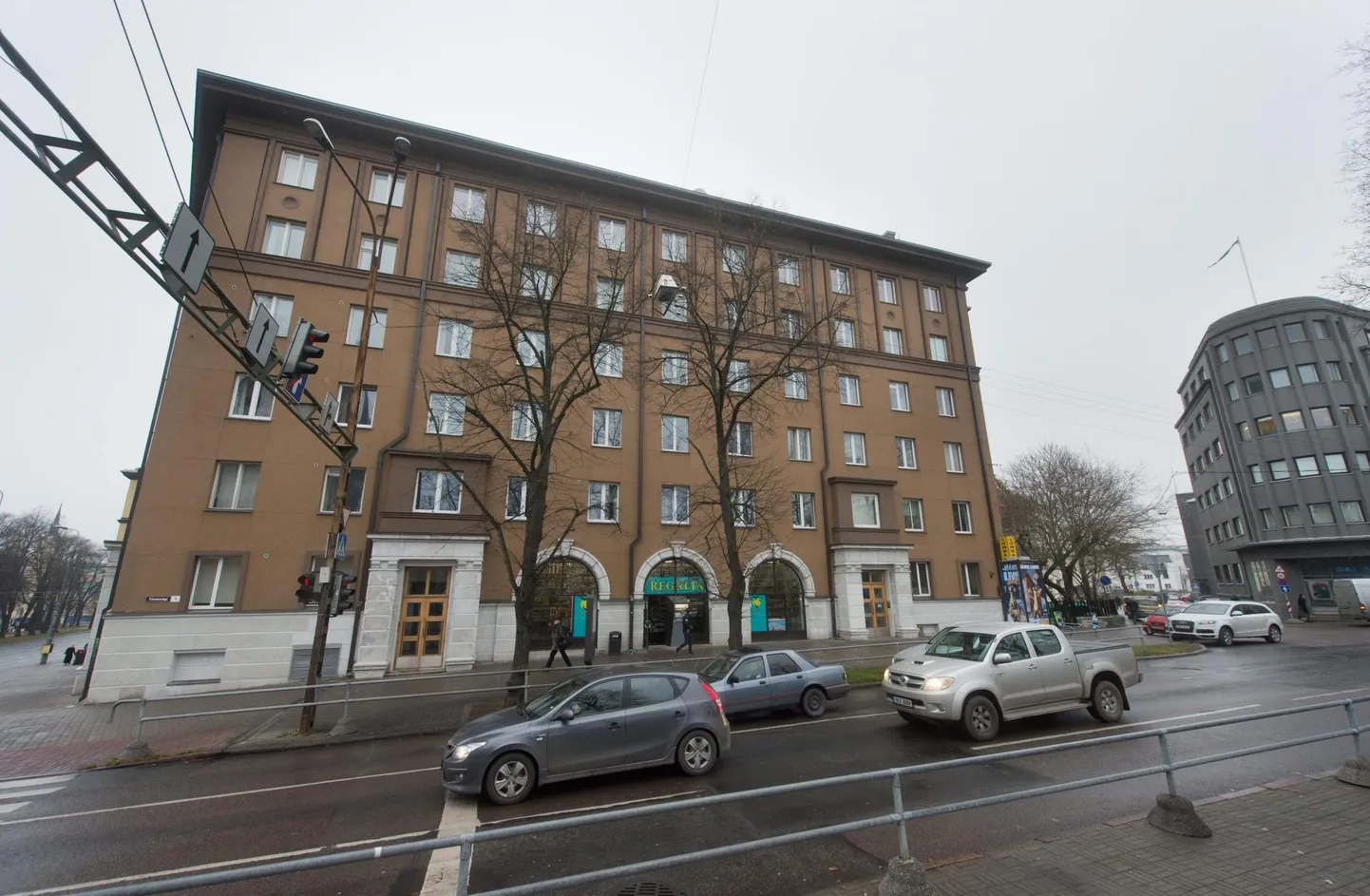 Tõnismäel Prantsuse lütseumi lähedal asuv alkoholipood pääses eelmisel korral napilt sulgemisest, seekordne piirang puudutab ilmselt ka seda.