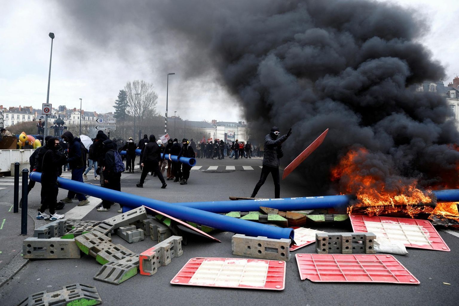 Maskides meeleavaldajad seadmas üles barrikaade Nantes’i tänaval