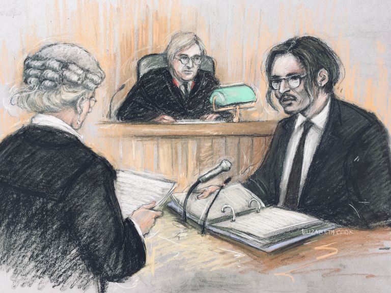 Эскиз судебного художника Элизабет Кукк: актер Джонни Депп (справа) подвергается допросу перед судьей Николом, в Высоком суде в Лондоне во время слушания по его делу о клевете против издателей The Sun.