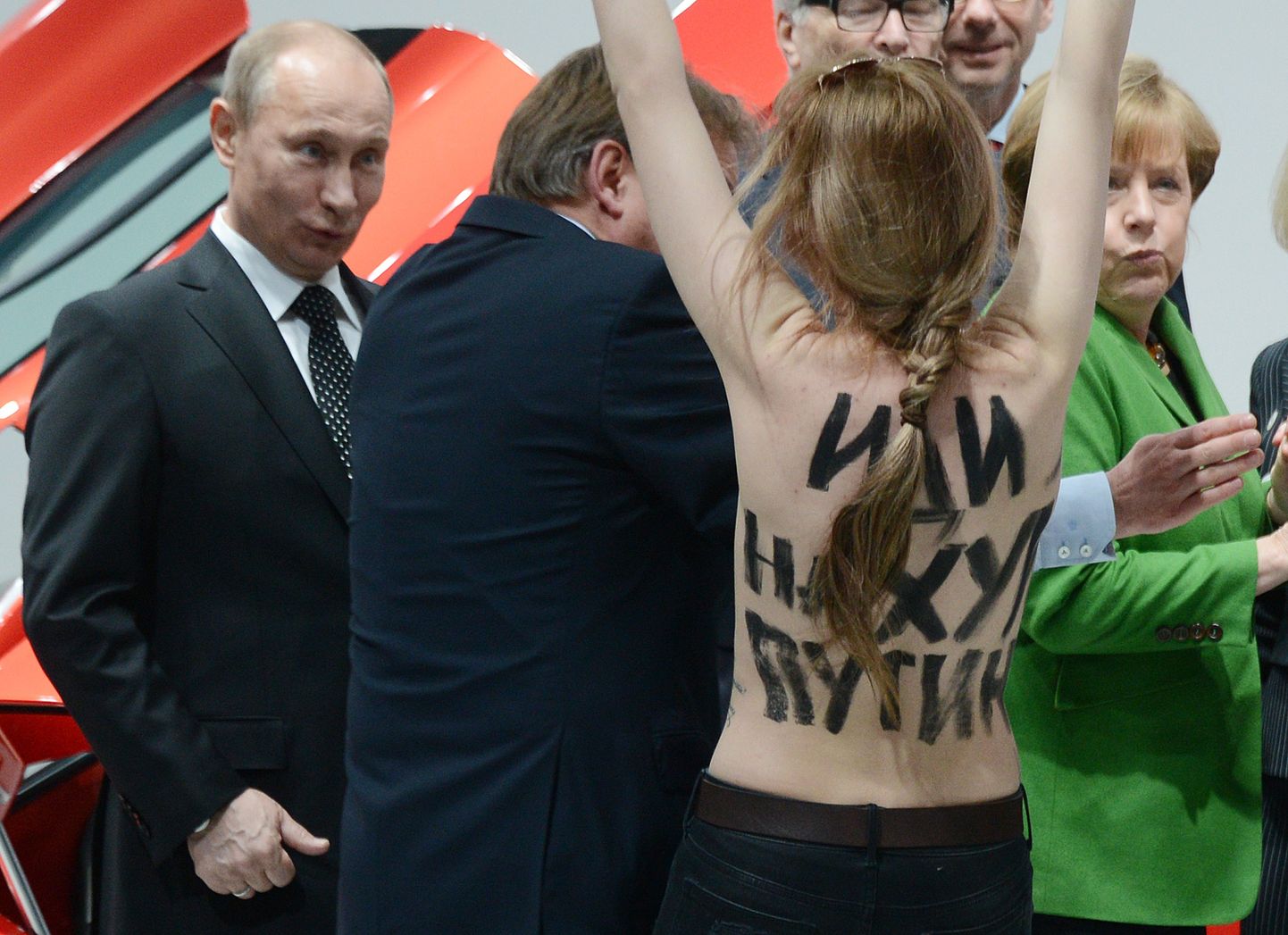 Feministliku rühmituse Femen palja ülakehaga liige hurjutas 2013. aastal Vladimir Putinit, kui too oli Saksamaal visiidil.