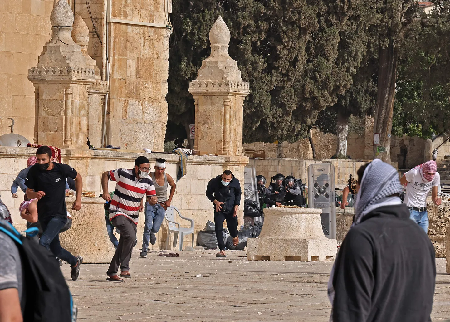 Jeruusalemmas jätkuvad kokkupõrked Iisraeli politsei ja palestiinlaste vahel.