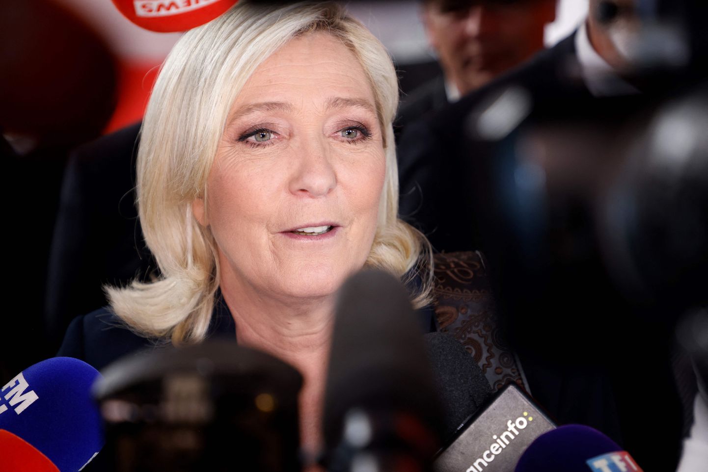 Prantsuse paremäärmuslik presidendikandidaat Marine Le Pen 20. aprillil 2022 andmas kommentaare Prantsusel tele- ja raadiokanalitele