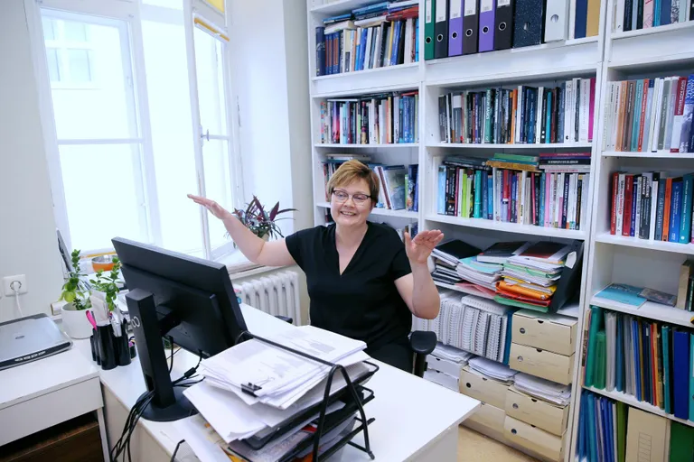 Professor Ene Kõresaare sõnul on mälestustele iseloomuslikud ajakihistused. Oma elust jutustav inimene võib teha põike ette ja taha ning koguni aega, kus tema üldse ei elanudki. Või tulevikku, mõeldes sellele, mis saama hakkab.