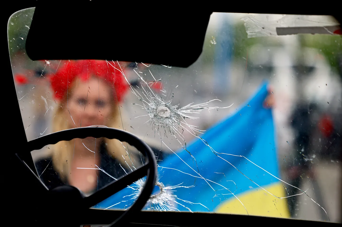 Ukraina toetusmeeleavaldus Berliinis 5. juulil 2023. Fotol on meeleavaldusel näidatud Vene kuulidest puruks lastud Ukraina kiirabiauto