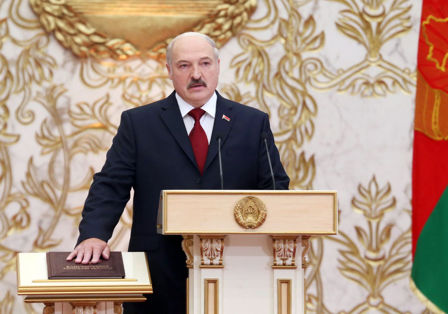 Aleksandr Lukašenka 6. novembril järjekordset presidendi ametivannet andmas.