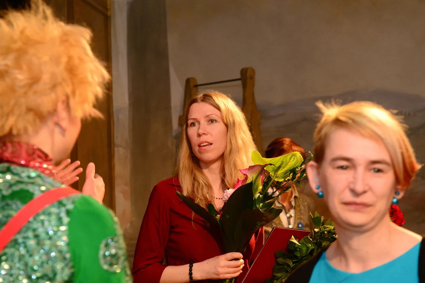 Reeli Reinaus (keskel) võttis Teatri Kodus vastu õnnitlusi.