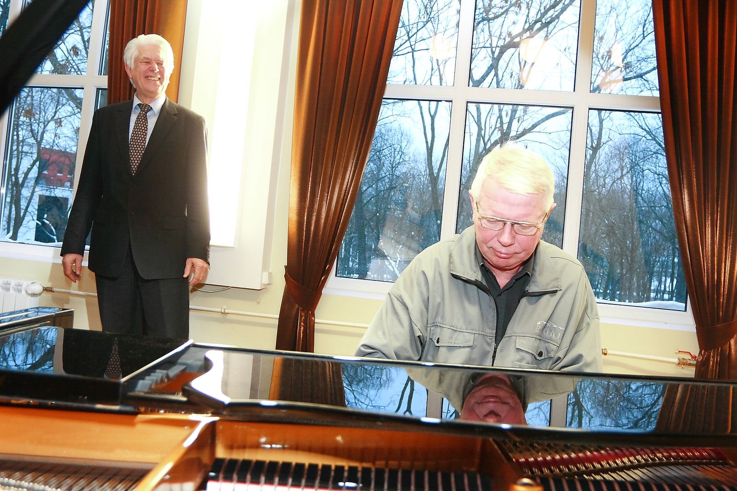 Взрослые музыканты у рояля.