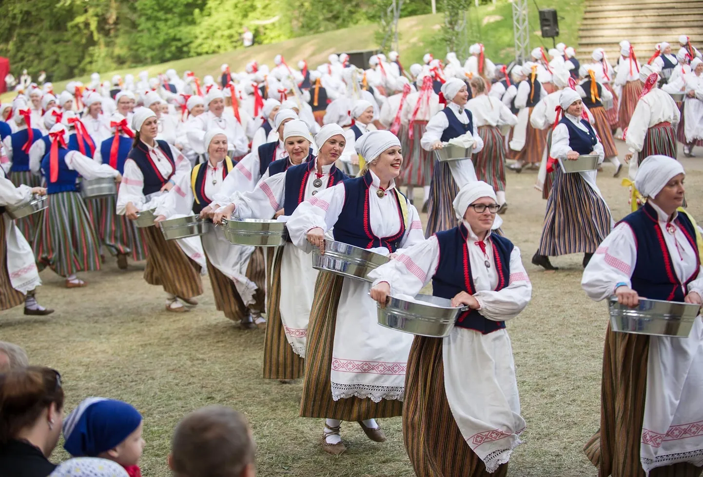 Kagu-Eesti tantsupidu on sel korral pühendatud saunale.