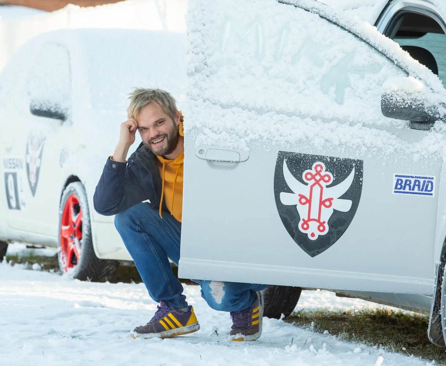 Ringi Noorelt Autokoolis juhendaja Mikk Maaten õpetab noortele autosõidu põhitõdesid.