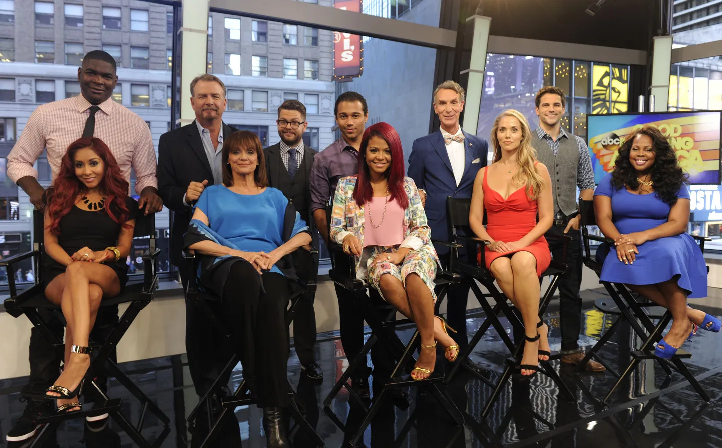 «Dancing With The Stars» 17. hooaja võistlejad Keyshawn Johnson, Bill Engvall, Jack Osbourne, Corbin Bleu, Bill Nye, Brant Daugherty,  Nicole «Snooki» Polizzi, Valerie Harper, Christina Milian, Elizabeth Berkley ja Amber Riley