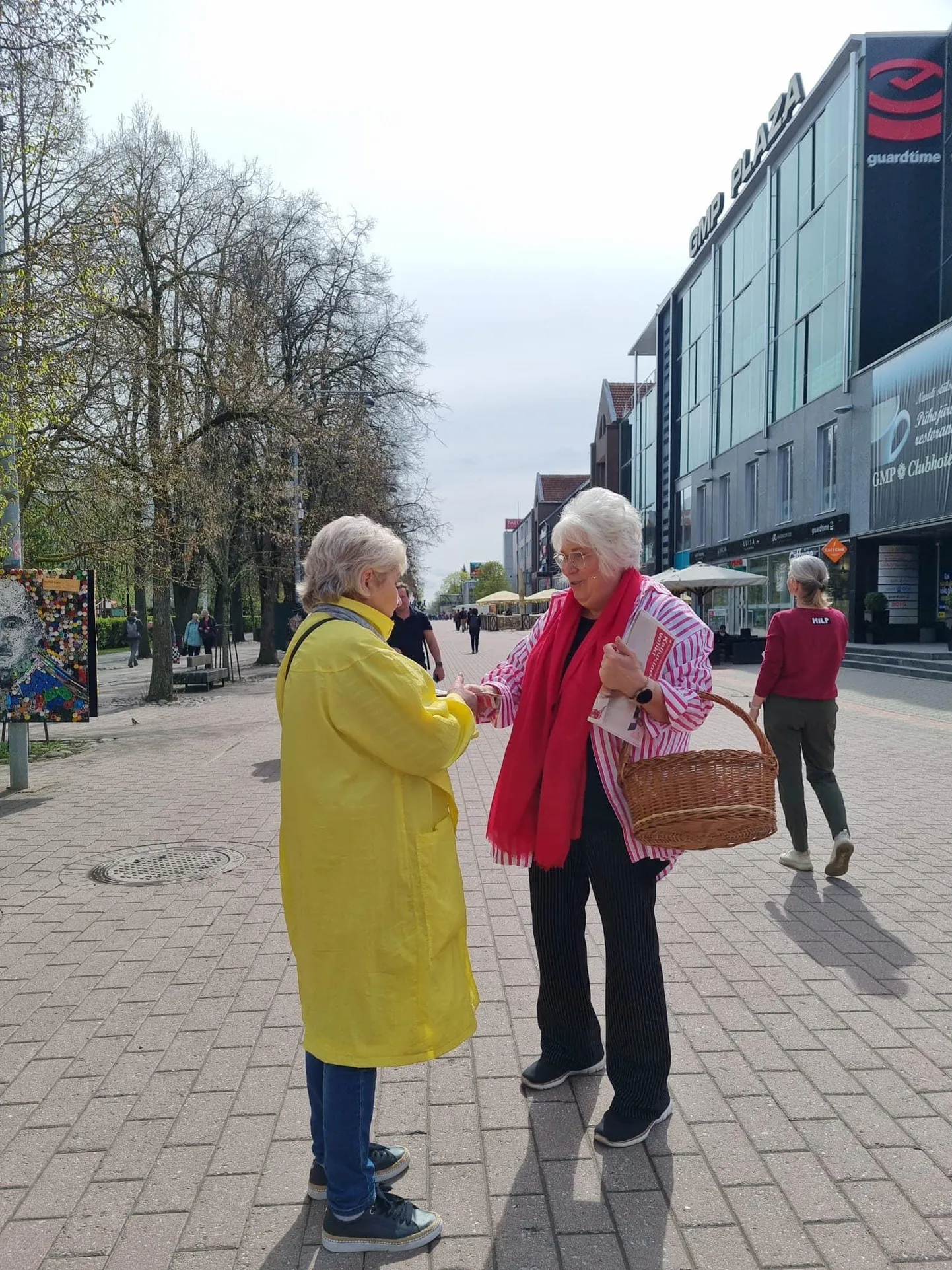 Eurovalimistel sotsiaaldemokraatide nimekirja vedav Marina Kaljurand (paremal) oli Tartus kampaaniat tegemas selle nädala alguses. Järgmisel nädalal on tal plaanis siia naasta.