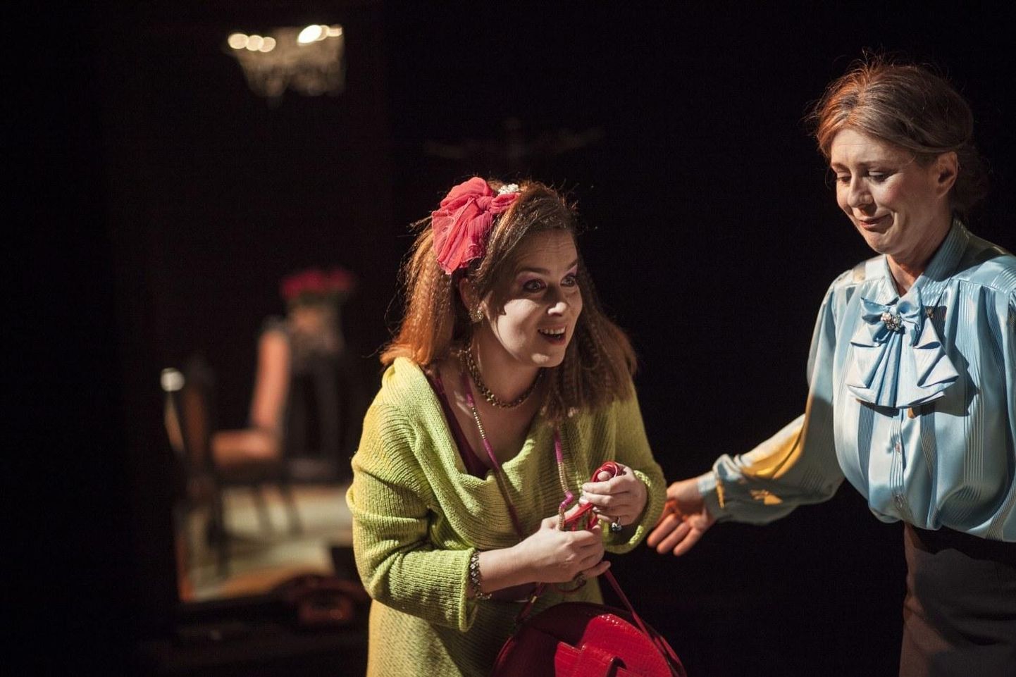 Rakvere teatri hõivatuim naisnäitleja aastal 2018 Anneli Rahkema lavastuses "Kuni ta suri", partneriks Ülle Lichtfeldt, kellel on kandev roll aasta mängituimas lavastuses "Lendas üle käopesa".