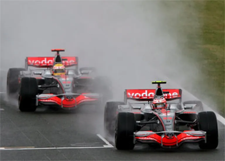 Lielbritānijas GP starts. Luiss Hamiltons (pa kreisi) vēl aiz sava komandas biedra soma Heiki Kovalainena. 