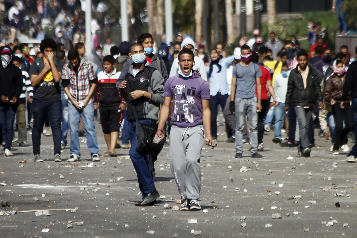 Egiptuse presidendi võimupiiride laiendamise vastu protestivad noored eile riigi pealinnas Kairos Tahriri väljakul.