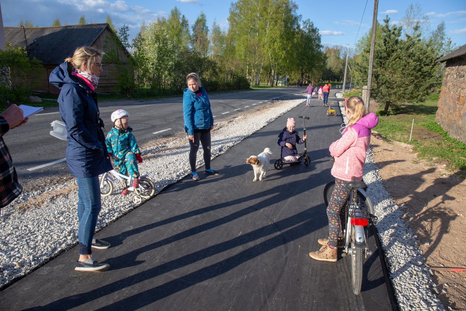 Päev pärast seda, kui teele värske asfalt peale sai, liikus seal juba nii täiskasvanuid kui lapsi. Kohalik elanik Riina Linaste (vasakul) ütles, et seda teed oli väga vaja.