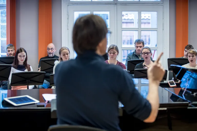 Voorand soovib, et lauljal oleks alati tema muusikat mugav ja hea laulda, siis on ka lihtsam emotsiooni kohale toimetada. Proovid Eesti Filharmoonia Kammerkooriga on kulgenud hästi.