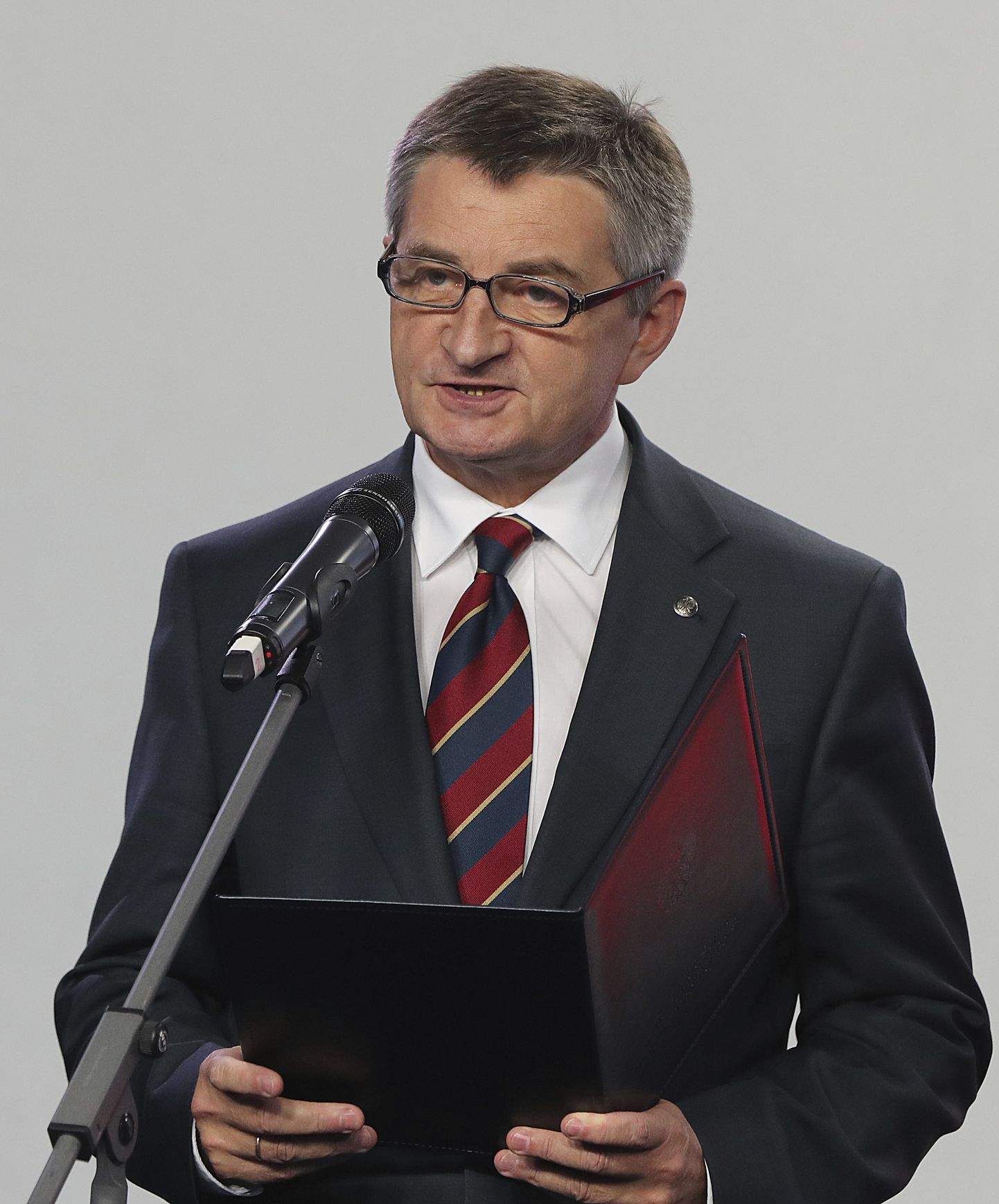 Poola võimuerakonda Seadus ja Õiglus (PiS) kuuluv parlamendispiiker Marek Kuchciński neljapäeval Varssavis ametist lahkumisest teatades.