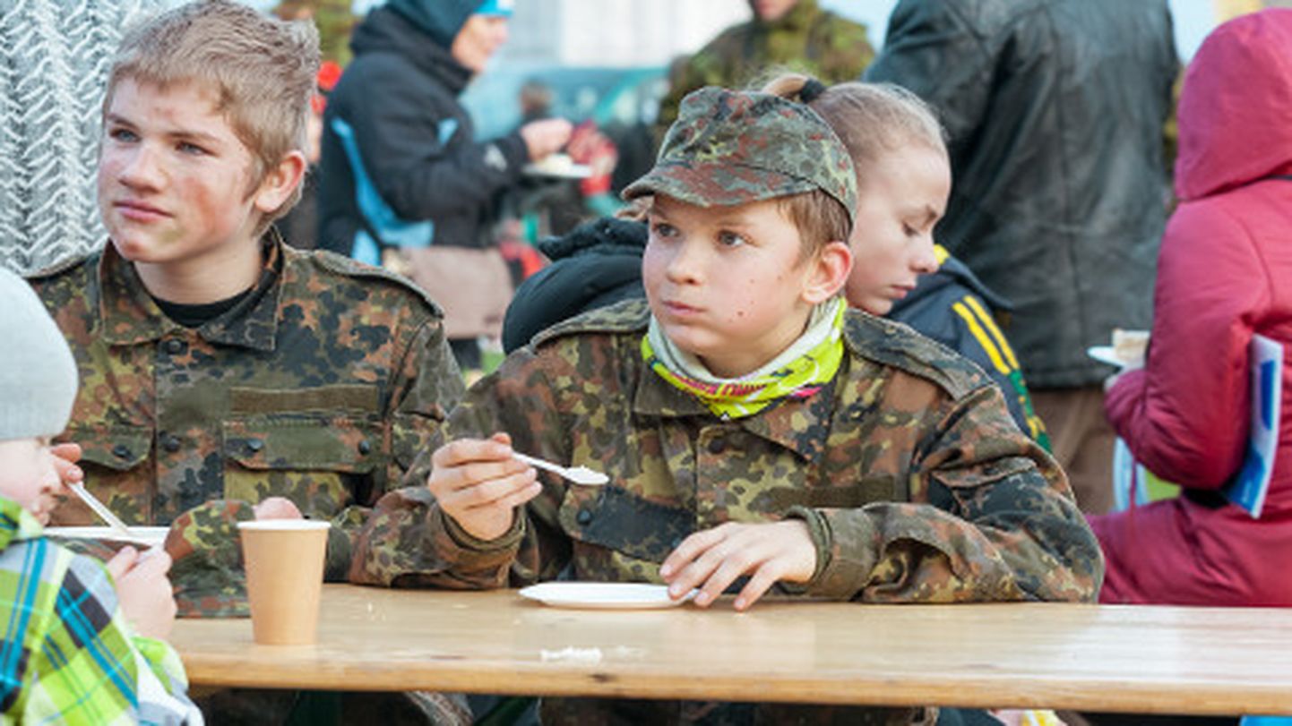 Kaitseliidu 95. sünnipäeva tähistamisel isadepäeval Narvas osalesid teiste seas ka noorkotkad.