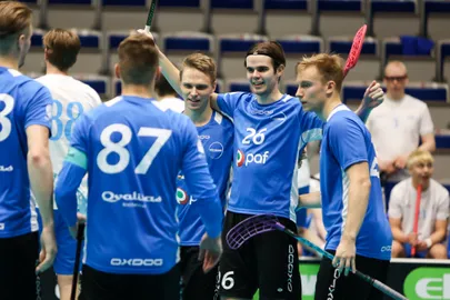 Eesti meeste saalihokikoondise mängijad rõõmustamas kevadisel MM-valikturniiril Islandile visatud värava üle.