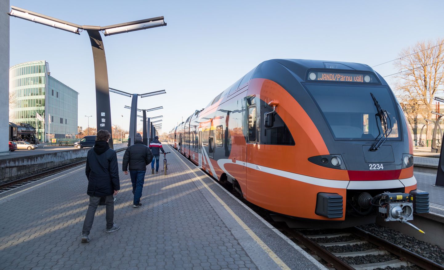 Hommikune Tallinn-Pärnu rong Balti Jaamas, rahvas läheb rongile.