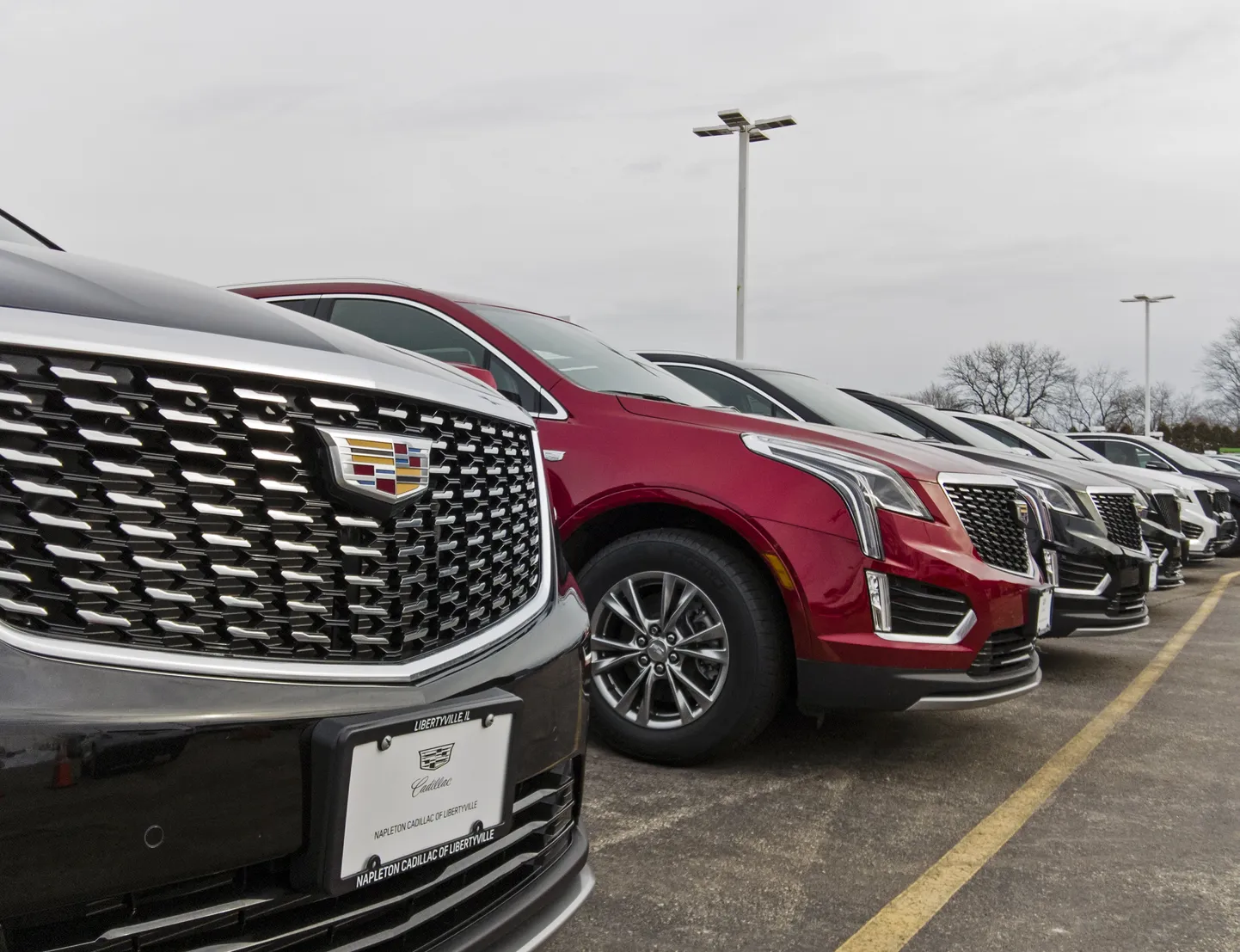 Jaunas Cadillac automašīnas