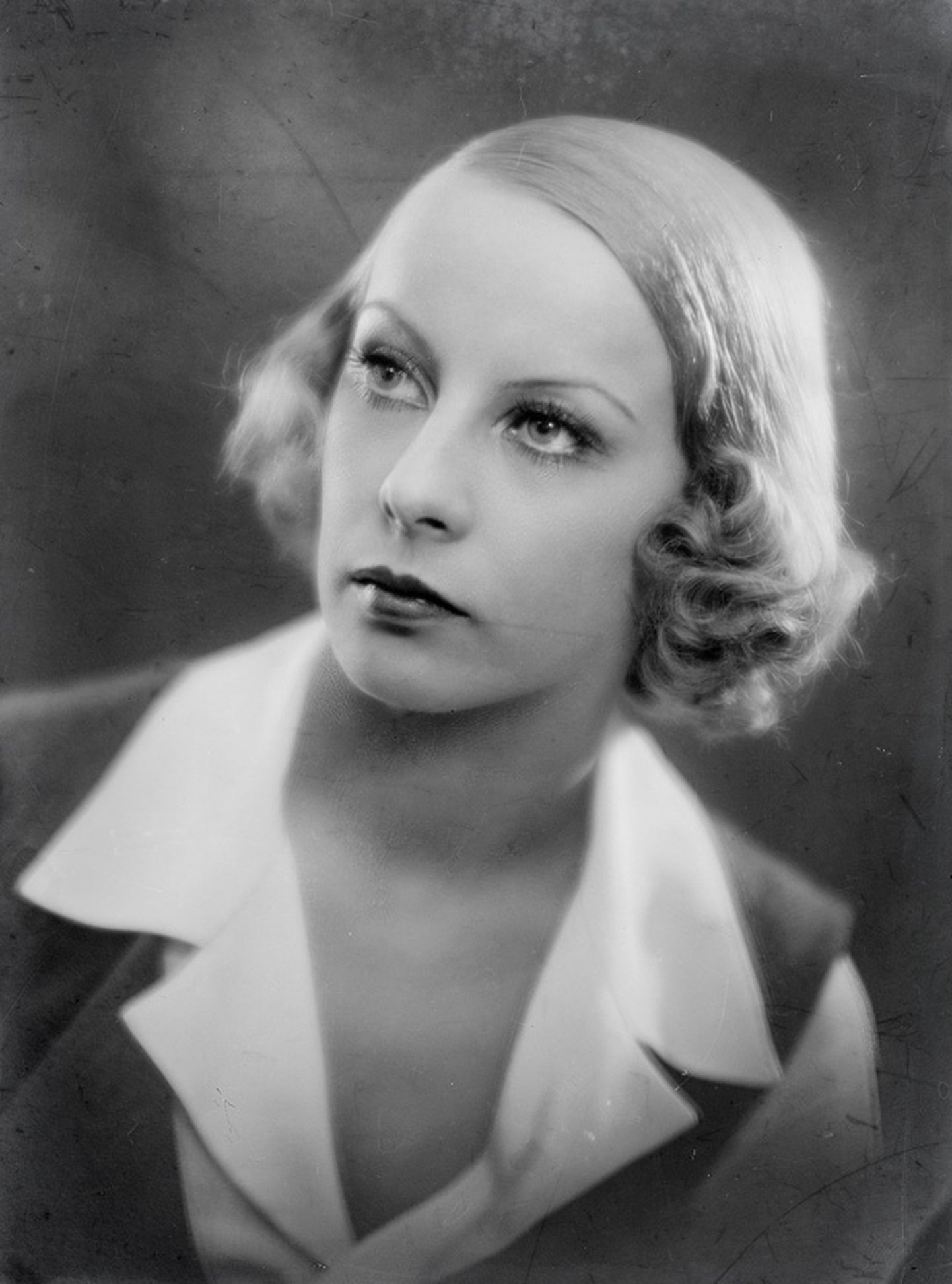 Klaudia Maldutis, portree ligikaudselt 1935 aastast, ETMM _ 4868 Fk 4959/kl, Eesti Teatri- ja Muusikamuuseum