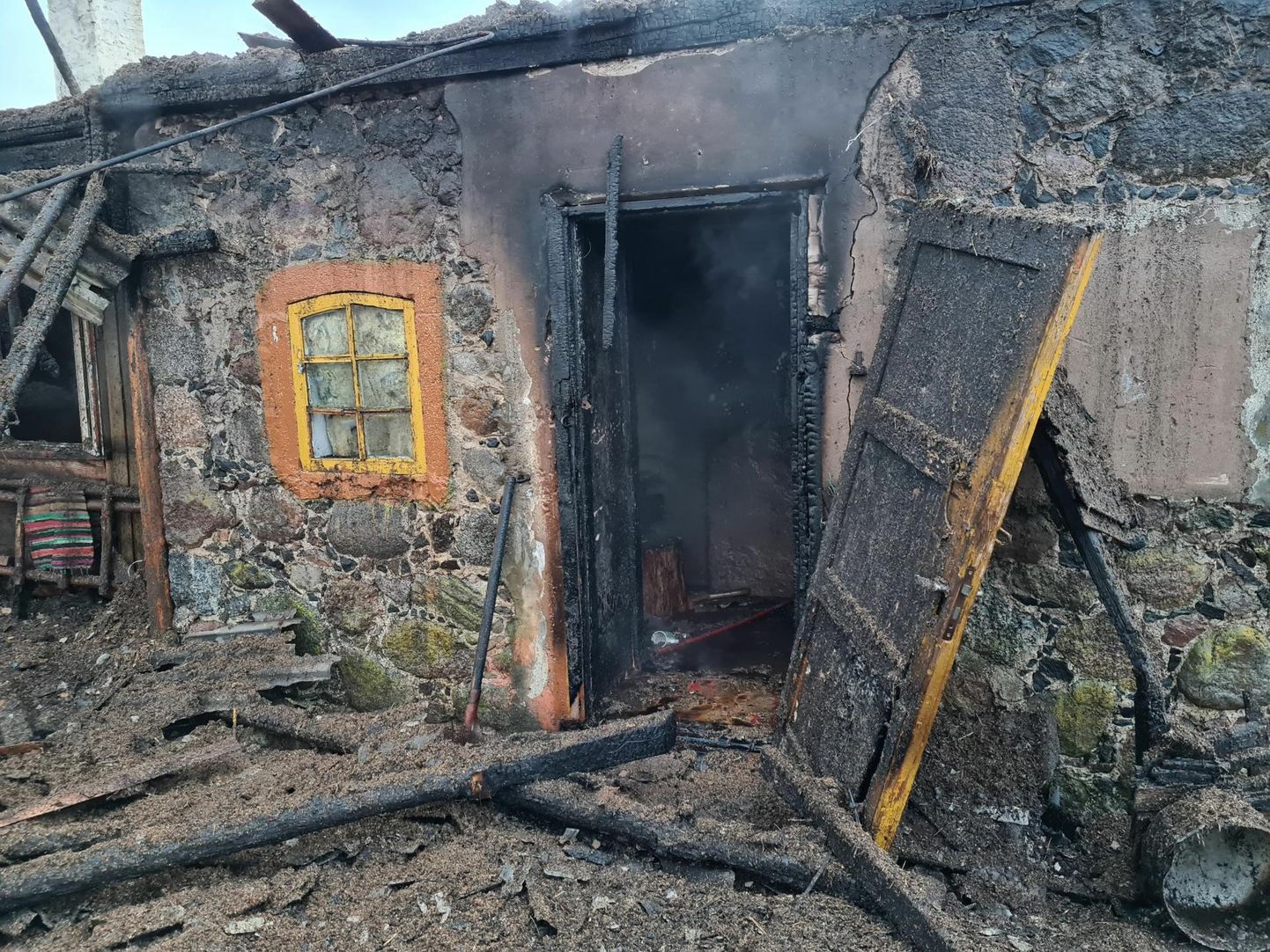 Tartu vallas Vedu külas hukkus veebruaris kõrvalhoone põlengus keskealine mees. Põleng sai alguse vigastest elektrijuhtmetest.