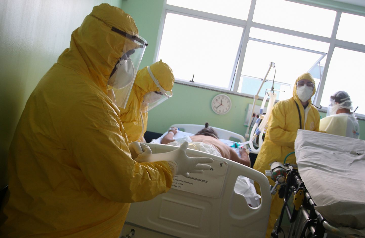 Бразилия стала второй страной в мире после США по числу заразившихся коронавирусом.