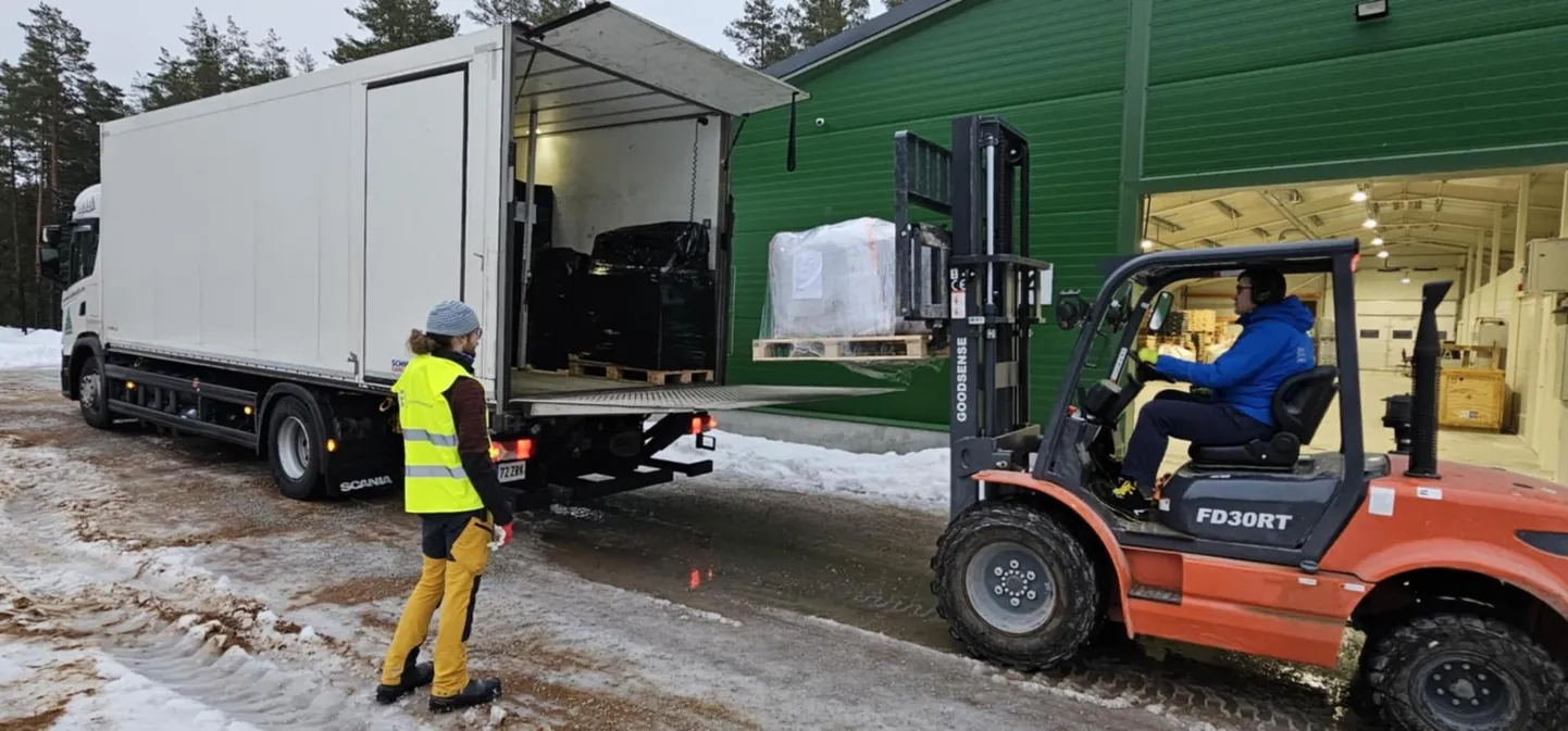 Fosforiidi laadimine jaanuari keskel Lääne-Virumaal Arbavere maapõue uuringukeskuses veokile, mis viib selle Belgiasse töötlemisele.