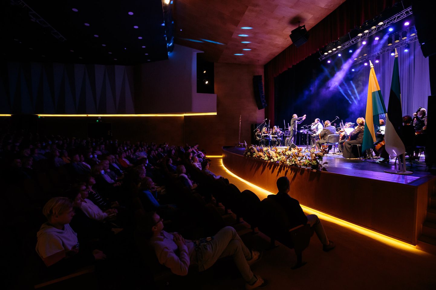 Нарвский городской симфонический оркестр на сцене концертного дома "Женева".