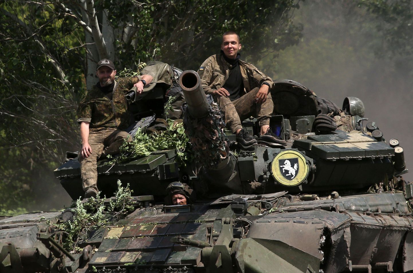 Ukraina sõdurid tankiga Donetski oblastis maanteel Vene ja Ukraina vägede vahelise rindejoone lähedal.