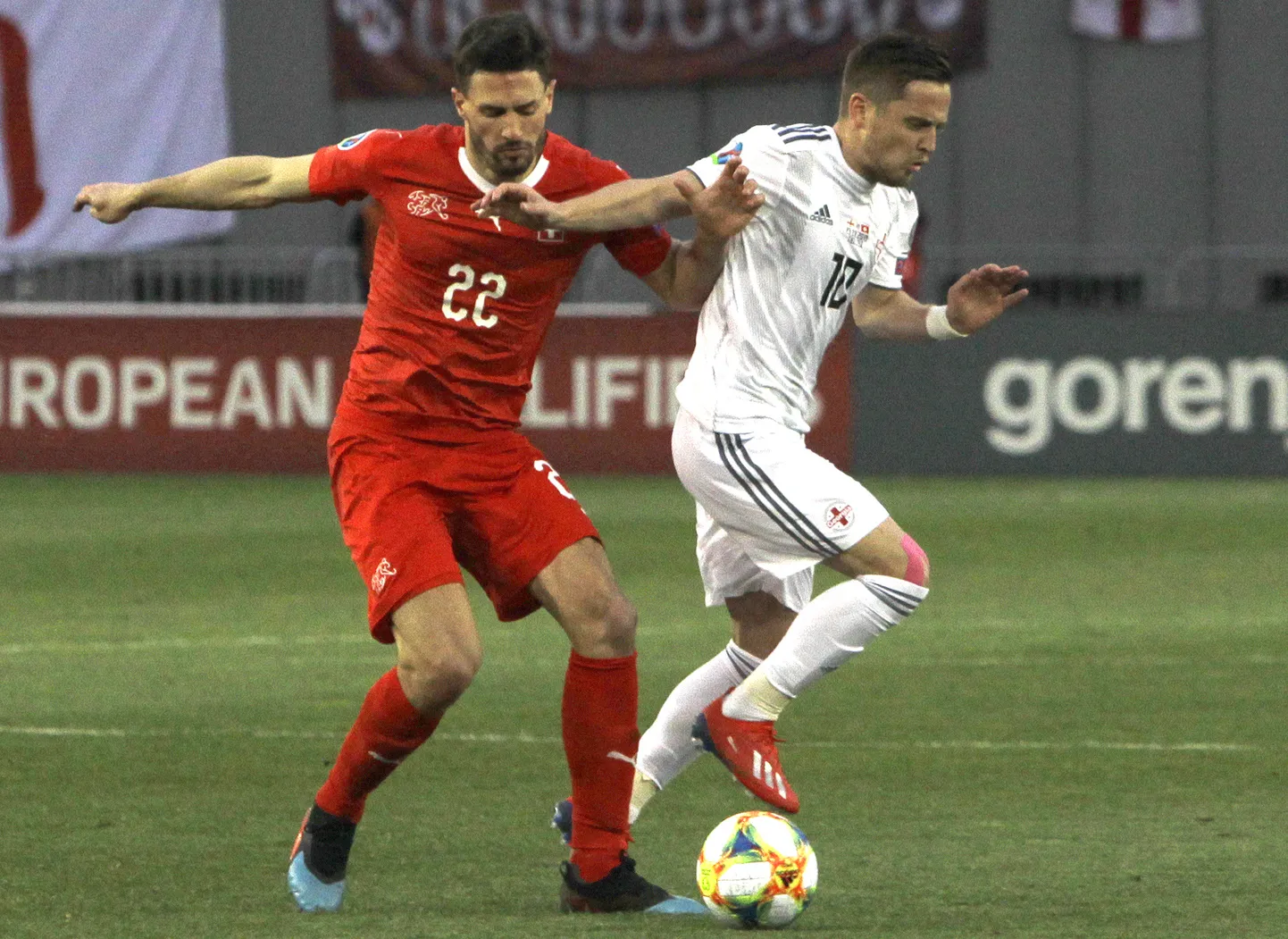 Sel pildil võitlevad Fabian Schär (vasakul) ja Džano Ananidze palli pärast. Kui aga vaja oli, läks grusiin šveitslasele silma pilgutamata appi.
