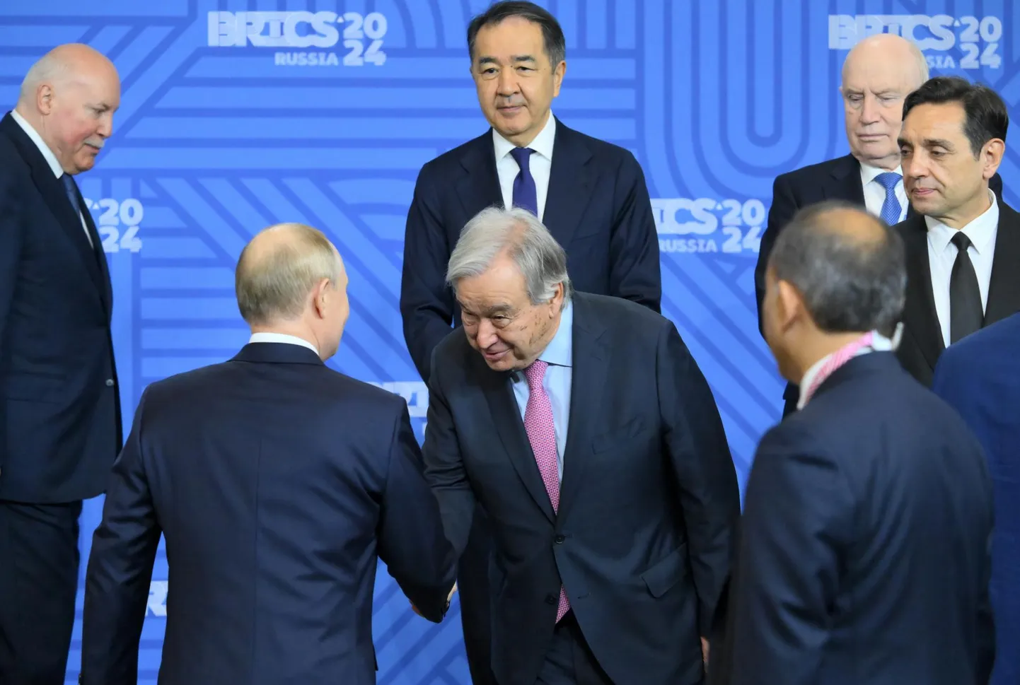 ÜRO juht António Guterres kummardab BRICSi tippkohtumisel sõjakurjategija Vladimir Putini ees. Guterrese käitumine on leidnud laialdast hukkamõistu ja on tekitanud küsimuse, kelle poolel on maailmaorganisatsioon ÜRO – agressori või tema ohvri poolel.