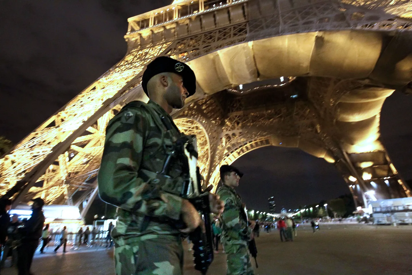 Prantsuse sõdurid eile Eiffeli torni juures korda hoidmas.