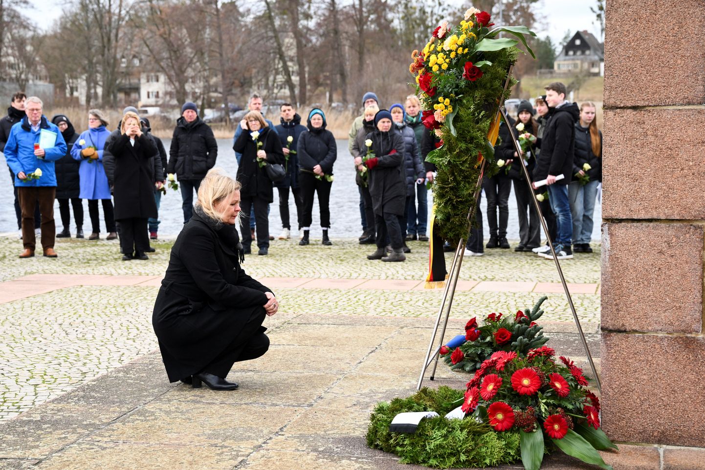 Vācijas iekšlietu ministre Nensija Fēzere piedalās vainagu nolikšanas ceremonijā pie bronzas skulptūras “Nesējs” Ravensbrikas memoriālā Starptautiskajā holokausta upuru piemiņas dienā 27. janvārī Fuerstenbergā, Vācijā