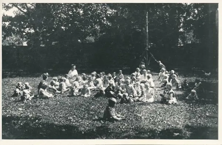 Jaama 14 tegutsenud lasteaia lapsed suvel aias. Pildistatud 1920. aastatel.