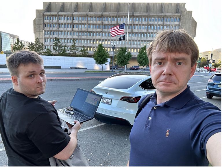 Dan Bogdanov ja Raul-Martin Rebane koguvad Pentagon Demo Day jaoks katseandmeid, sõites mööda Arlingtonist Washington D.C.sse elektriautoga.