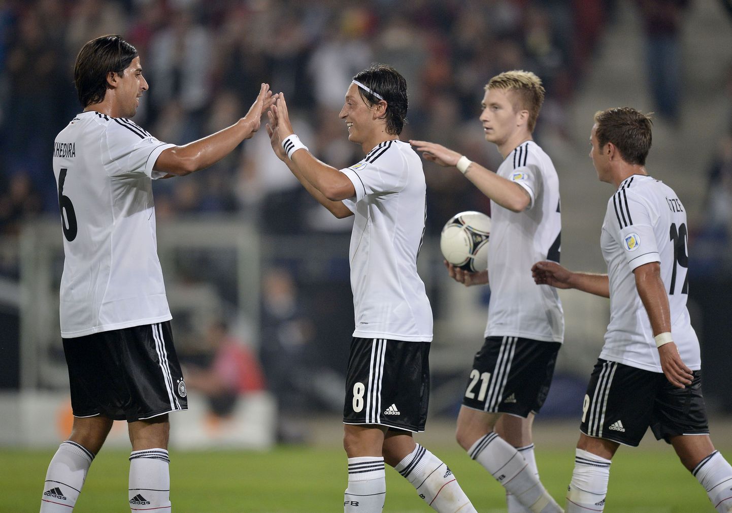 Mesut Özil (vasakult teine) tähistab Fääri saarte vastu löödud väravat koondisekaaslaste Sami Khedira (vasakul), Marco Reusi ja Mario Götzega (paremal).