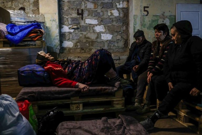 Раненая женщина в центре оказания гуманитарной помощи в Северодонецке, 23 мая 2022 года