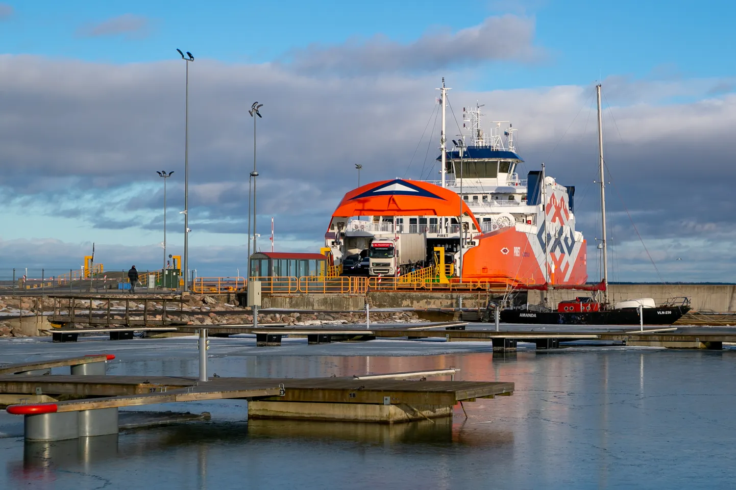 PIRET JÄÄB: Päris suure tõenäosusega ei ole TS Laevadele Väinamere laevaliikluse korraldamisel konkurenti. Fotol parvlaev 
Piret Kuivastu sadamas.