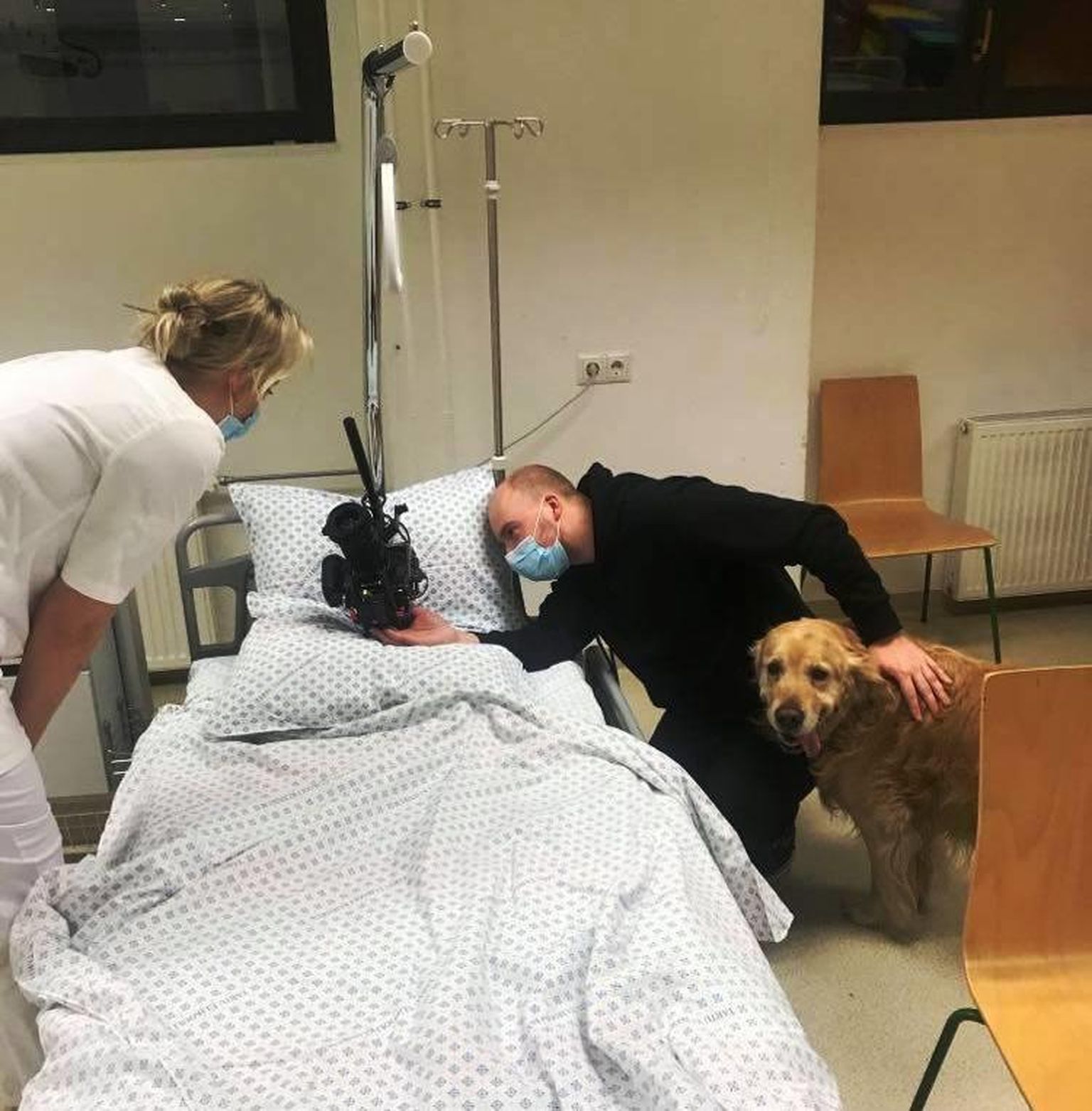Operaator Chris Männik filmib stseeni, milles füsio­terapeut Liis Barkala kummardub patsiendi kohale. Pildil ka Freddie, näitleja Eva Püssa koer.