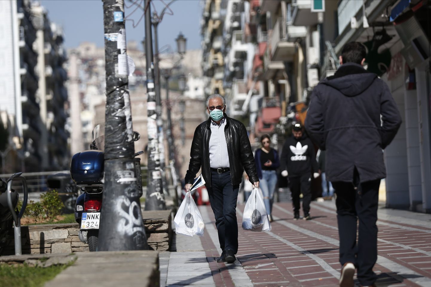 Jalakäijad Thessalonikis.
