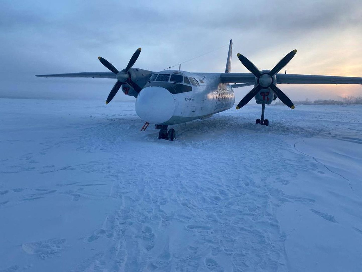 Polar Airlinesi An-24 ( Antonov-24) reisilennuk maandus detsembri lõpus Jakuutias Kolõma jõele.
