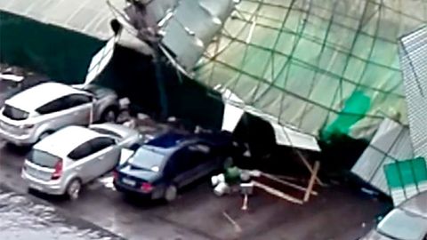 Фото и видео: в Москве бушует шторм, погиб ребенок, более десятка пострадавших  
