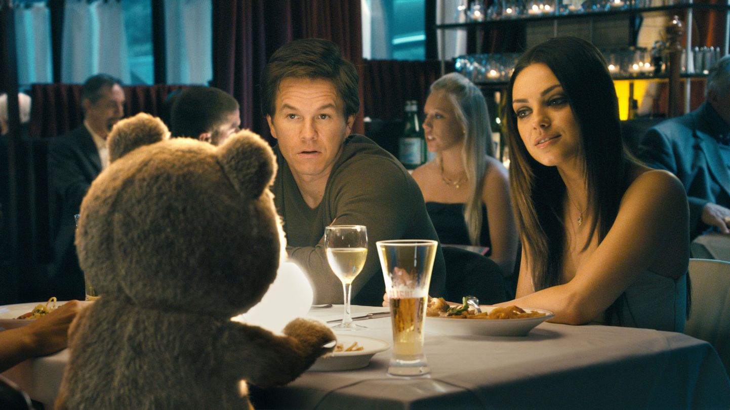 Mark Wahlberg ja Mila Kunis filmis "Ted"
