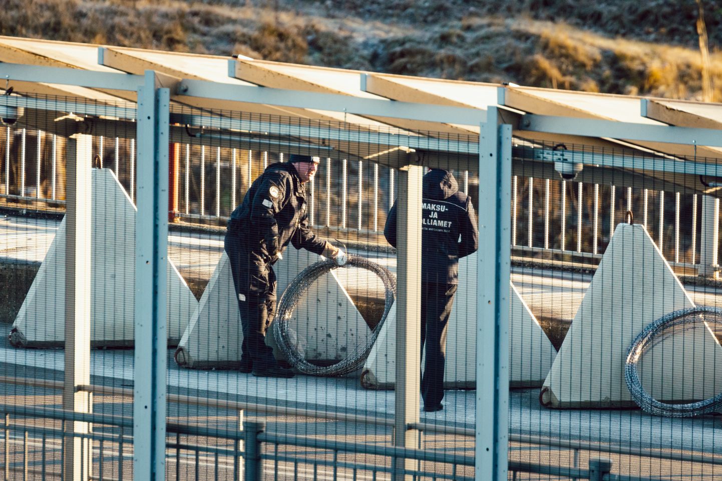 Бетонные заграждения и колючая проволока, приготовленные на пограничном мосту в Нарве на случай закрытия пункта пропуска.