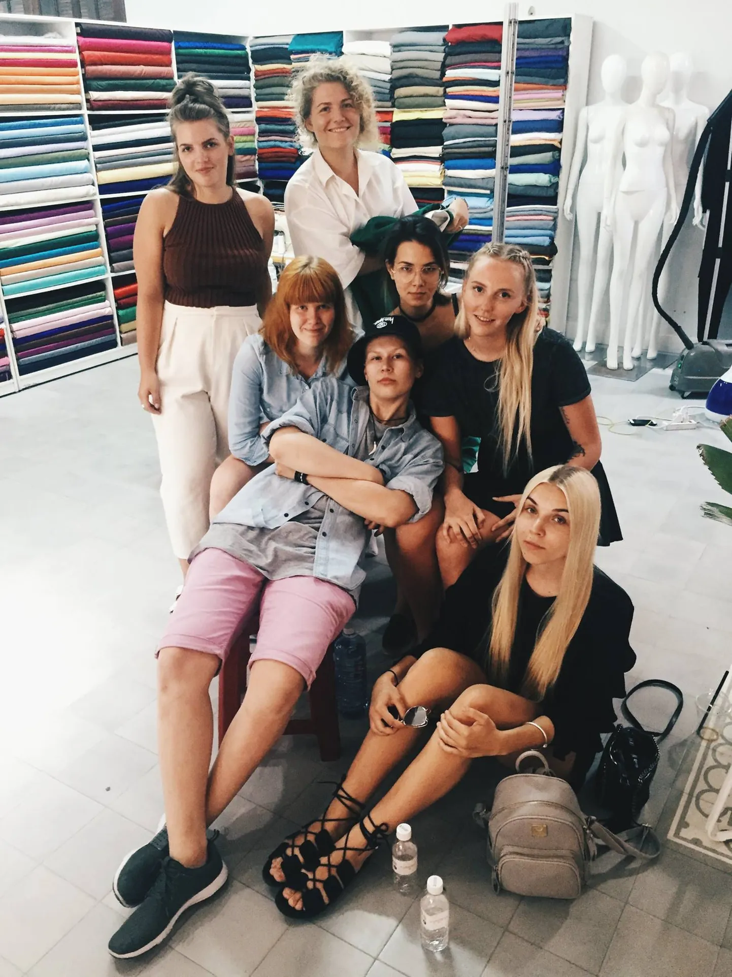 Xenia Joost ja suvel veel II kursus: Marleen Afanasjev, Triin Tint, Katrin Aasmaa, Kristiina Jeromans, Cärol Ott ja magistrandid Britta Liisa Brutus ja Anni Ilves