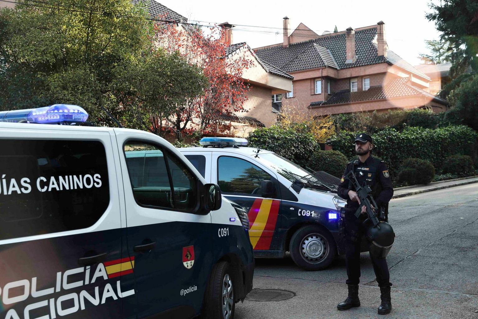 Politsei Ukraina Madridi saatkonna juures pärast kirjapommi avastamist. 