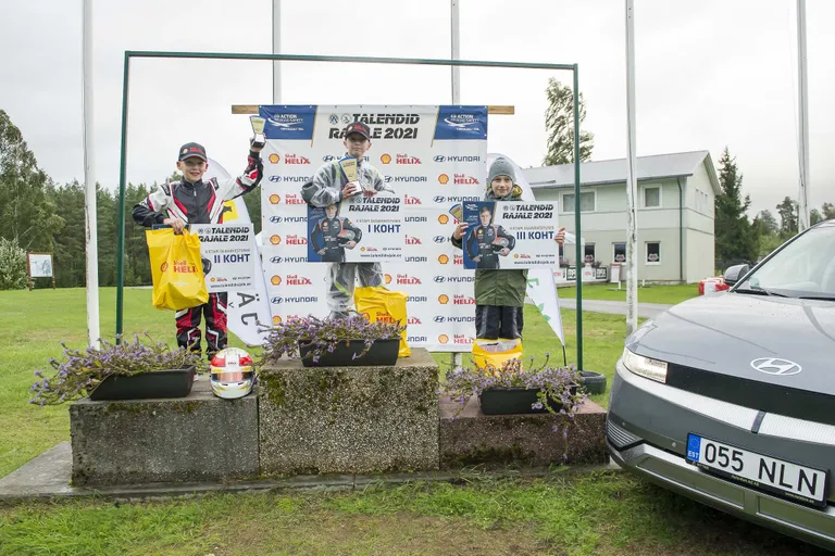Nooremate sõitjate esikolmik: vasakult Ruudi Reinumägi, Markus Jauk ja Ramon Vlasenko.